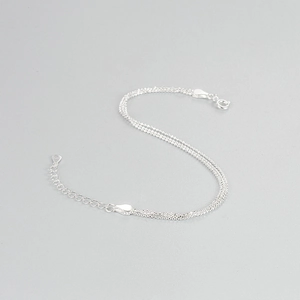 Detailansicht eines 925 Sterling Silber Armbands mit drei Perlenschichten und Verschluss
