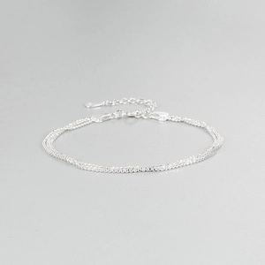 Makro-Detail des dreilagigen 925 Sterling Silber Perlenarmbands mit S925-Stempel
