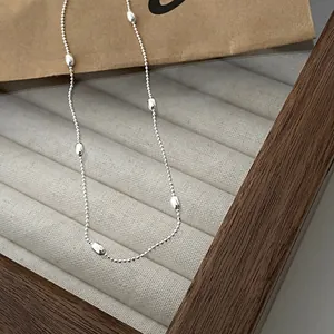 Détail du collier en argent sterling 925 présenté dans un écrin à bijoux en bois