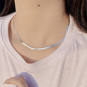 Collier minimaliste en argent sterling 925 maille serpent plate porté par un mannequin