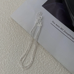 Makroaufnahme der dreilagigen Perlenarmband aus 925er Sterlingsilber mit Karabinerverschluss