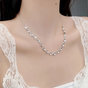 Dettaglio della collana in argento sterling S925 a grani lucidi indossata dal modello