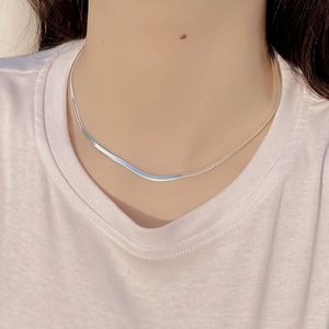Collier minimaliste en argent sterling 925 maille serpent porté par un mannequin