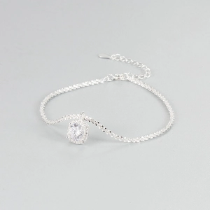 Gros plan d'un bracelet en argent S925 avec pendentif carré et détails en zircone