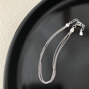Detailansicht der dreilagigen S925 Sterlingsilber Perlenkette mit sicherem Karabinerverschluss