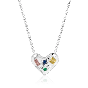 Collier coeur en argent 925 avec texture froissée et pierres de zircon colorées sur fond blanc