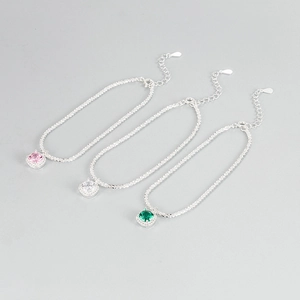 Vue macro de bracelets en argent S925 avec cristaux carrés roses, blancs et verts