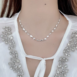 Collana minimalista in argento sterling 925 con perle irregolari indossata da modella