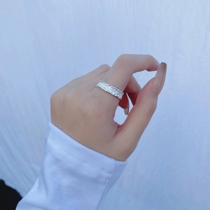 Detailed close-up of S925 sterling silver ring with engraved vintage pattern on finger