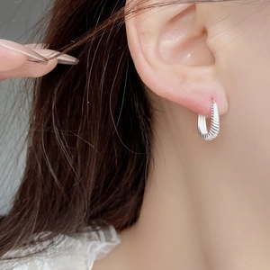 Minimalist S925 sterling silver hoop earrings featuring textured spiral twist patterns