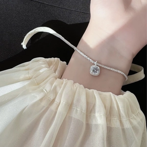 Détail du bracelet en argent S925 avec pendentif carré et pierre centrale en zircon brillant