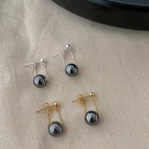Minimalist S925 silver and gold pearl drop earrings with dark grey round pearls