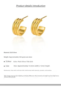 Gros plan sur les boucles d'oreilles triple couche en argent S925 plaqué or 18k