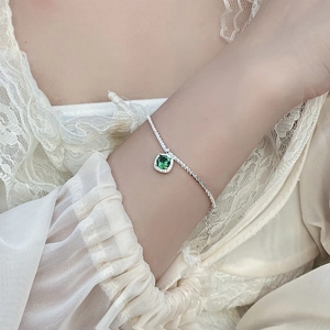 Bracelet élégant en argent S925 avec une pierre verte carrée et halo de diamants au poignet