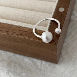 Minimalist S925 sterling silver open ring with brushed matte beads on wood box