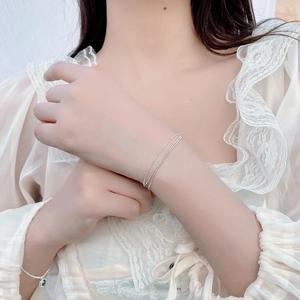 Detail eines dreischichtigen Armbands aus 925er Sterlingsilber am Handgelenk