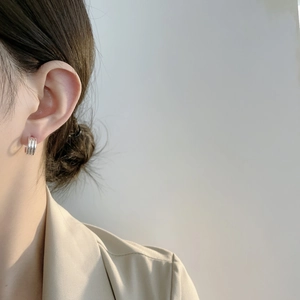 Boucles d'oreilles créoles C triple épaisseur en argent S925 portées par un mannequin