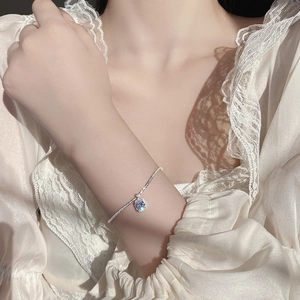 Élégant bracelet en argent massif 925 avec un pendentif carré serti de diamants brillants