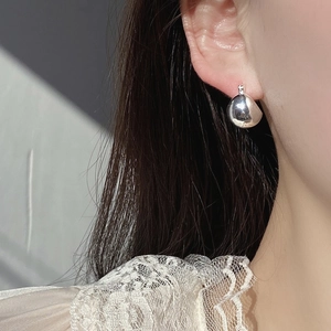 Glossy 925 sterling silver drop earrings on model showcasing a minimalist mirror finish