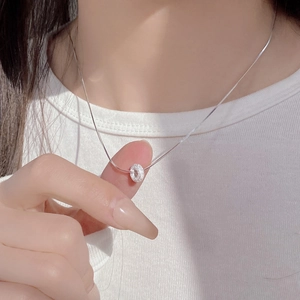 Collier beignet givré en argent sterling S925 sur cou de mannequin pour look quotidien