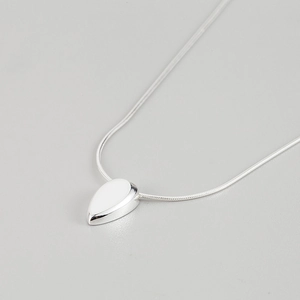 Gros plan du pendentif goutte en argent S925 sur une chaîne à mailles serpent lisse