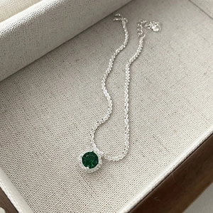 Collier en argent sterling S925 avec pendentif halo vert rond sur boîte à bijoux