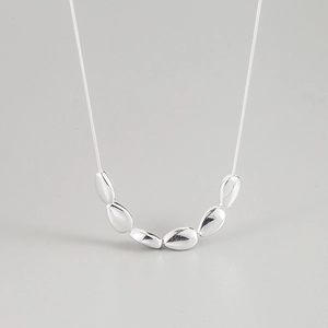 Détail du collier en argent S925 avec sept perles polies en forme de haricot