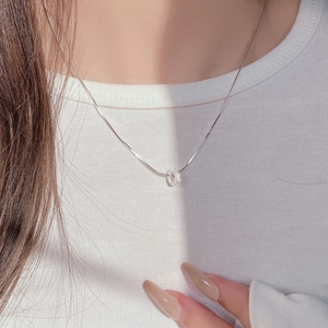 Collier donut givré en argent sterling S925 porté par un mannequin au soleil