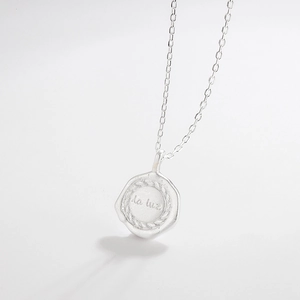 Gros plan du pendentif irrégulier en argent 925 mat avec gravure la luz sur la chaîne