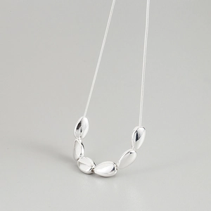 Détail du collier en argent S925 avec sept pendentifs lisses de forme ovale minimaliste