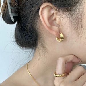 Orecchini a triplo cerchio in argento S925 e set di anelli intrecciati in oro minimal