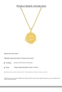 Détail du collier en argent 925 avec pendentif doré irrégulier et gravure la luz