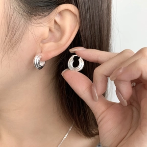Orecchini a cerchio multistrato in argento sterling S925 con elegante design strutturato