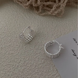 Makroansicht der 925er Sterlingsilber-Ohrringe mit breitem Mesh-Textur-Creolen-Design