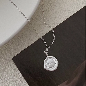 Collier Pendentif Disque Irrégulier avec Lettre en Argent Sterling 925 pour Femmes Bijoux de Chaîne de Pièce de Monnaie Mate Rétro