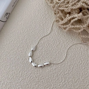 Collier minimaliste en argent S925 avec sept perles gouttes polies sur une chaîne serpent