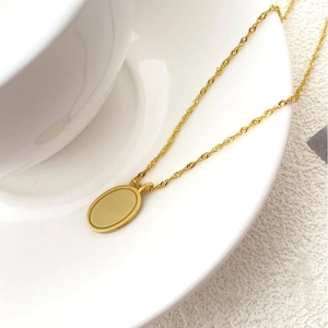 Matte S925 sterling silver gold-plated necklace with oval pendant and rope chain
