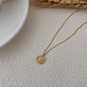 Collier en argent 925 mat avec pendentif carré et gravure la luz sur finition dorée