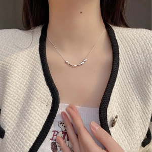 Collier minimaliste en argent sterling S925 avec une rangée de perles géométriques polies