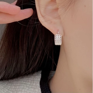 925 Sterling Silber Mesh-Ohrringe mit einem aufwendig gewebten hohlen Gitterdesign