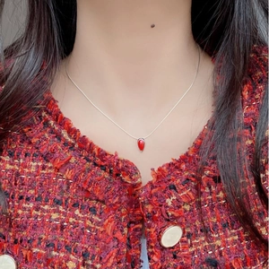 Collier minimaliste en argent 925 maille serpent avec pendentif goutte rouge sur un mannequin