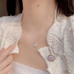 Gros plan d'un collier en argent sterling 925 avec gravure la luz sur un mannequin