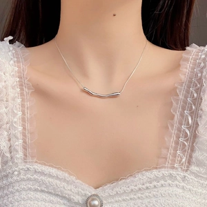 Collier élégant avec pendentif tube incurvé irrégulier en argent sterling S925 pour femme