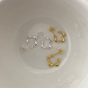 Boucles d'Oreilles Clous en Argent Sterling 925 Forme de Vague Irrégulière pour Femmes Bijoux Géométriques en Métal Liquide Brillant