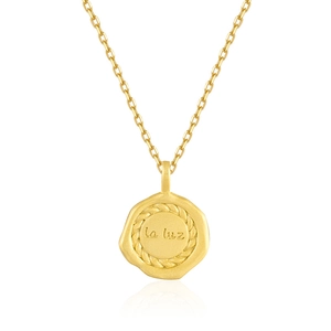Collier doré avec pendentif pièce irrégulière et gravure 'la luz' sur fond blanc