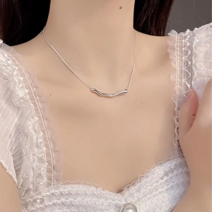 Collier en argent S925 avec pendentif branche incurvée porté par un mannequin
