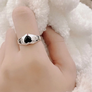 S925 sterling silver heart ring with black zircon and vintage textured relief design