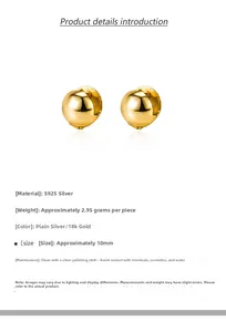 Détail macro de créoles boule en argent S925 avec finition polie en or 18 carats