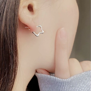 Boucles d'oreilles papillon minimalistes en argent sterling S925 sur un mannequin