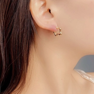 Boucles d'oreilles dorées irrégulières avec texture métal liquide et finition polie